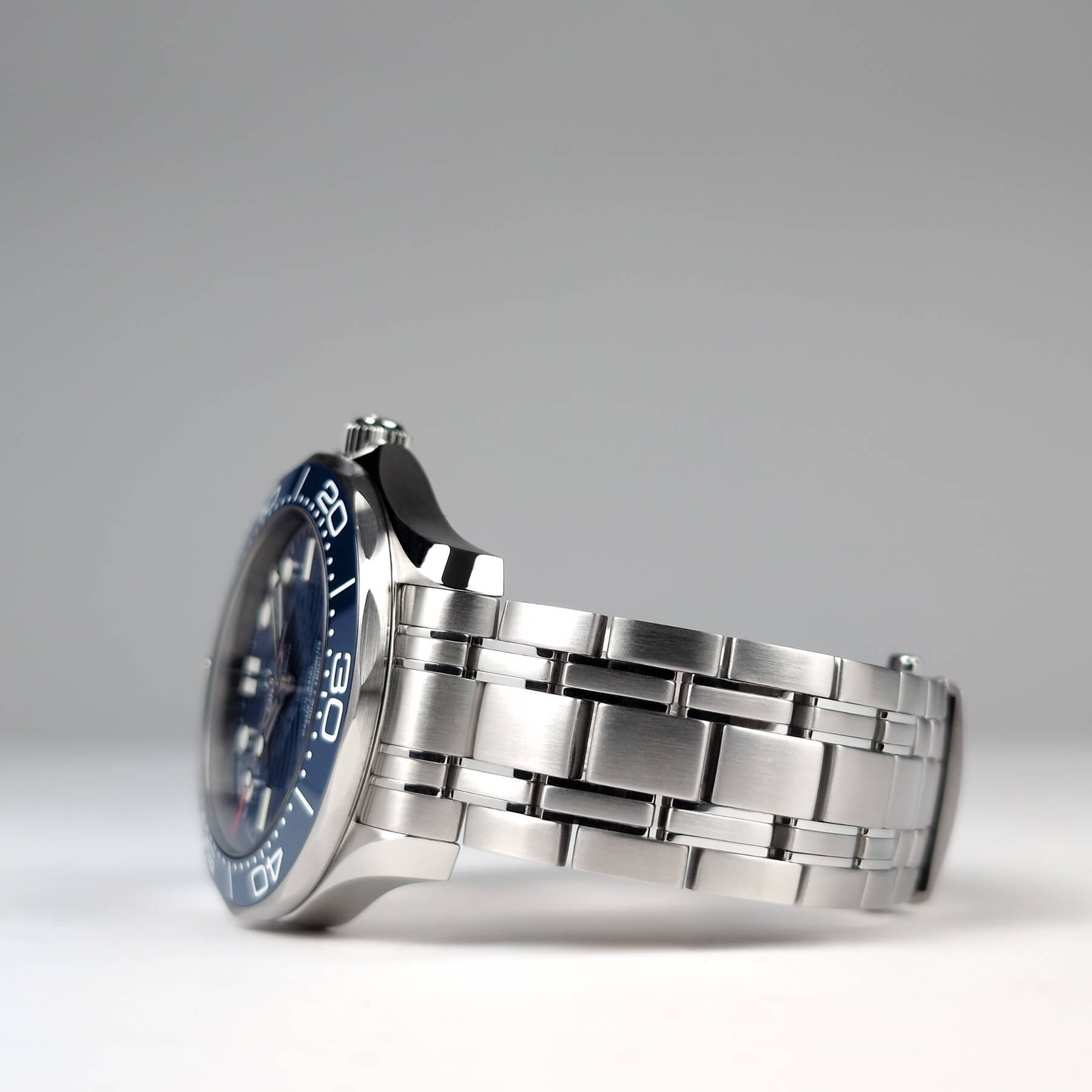 Omega Seamaster Diver 21030422003001 Blue 29 038 Bracelet Left